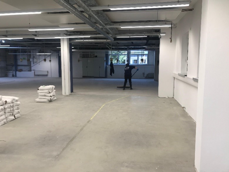 Maschinelle Bodenreinigung in einem Technik- oder Kühlraum.