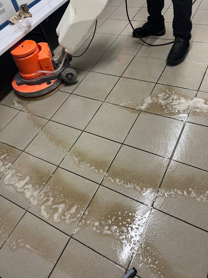 Gereinigter Bodenbereich, Fokus auf Flächen.