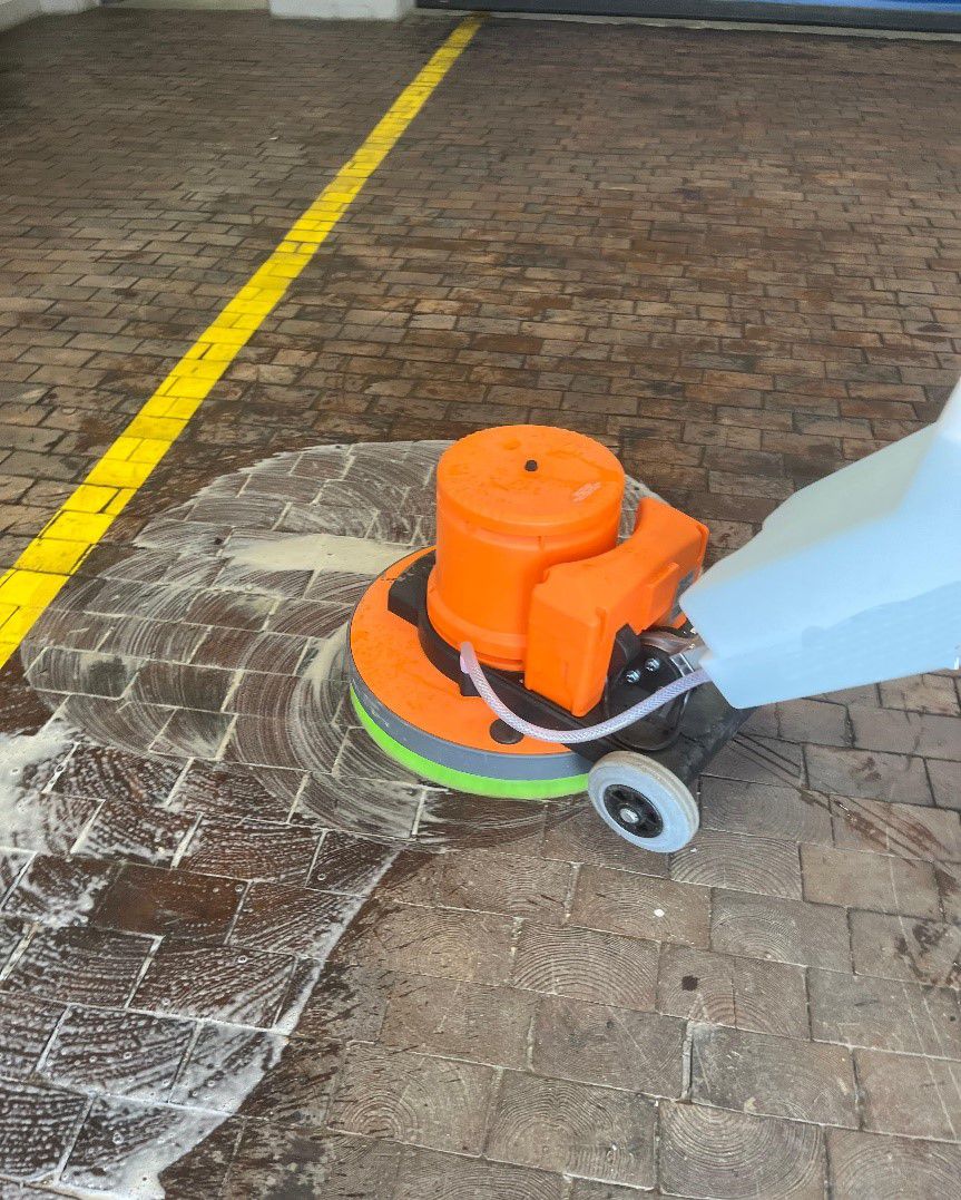 Intensive Nassreinigung von Bodenfliesen.