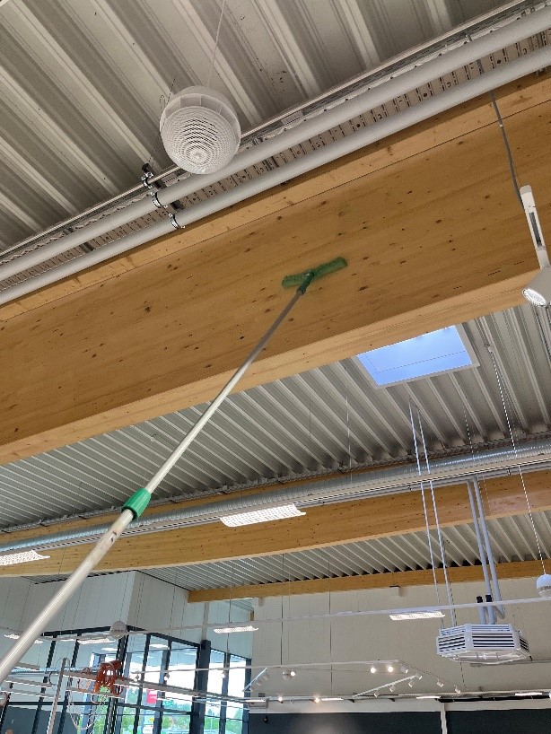 Reinigung von Deckenkonstruktionen und Holzbalken.