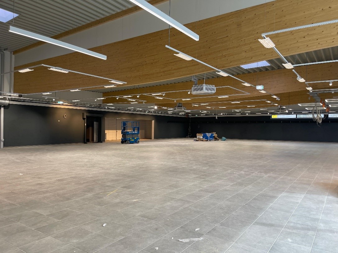 Gereinigte große Halle nach Bau- oder Umbauarbeiten.