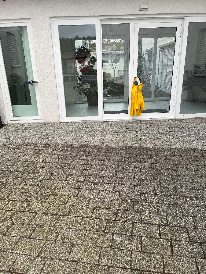 Maschinelle Reinigung von Pflastersteinen.