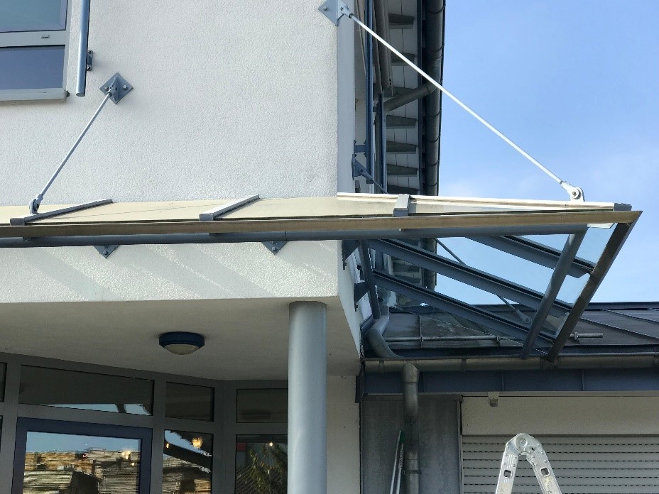 Reinigung von Glasüberdachungen am Eingangsbereich.
